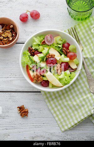 Salade fraîche avec pomme verte, vue d'en haut Banque D'Images