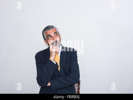 Homme adulte, mature, en costumes. Barbus, marquetés, pense-t-il, perdu dans ses pensées. Les expressions du visage, faisant des grimaces. Banque D'Images