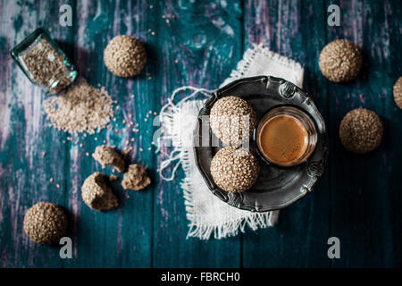 Les cookies de tahini. Situé sur une table en bois vintage Banque D'Images
