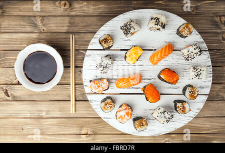 Set à Sushi sur fond de bois Banque D'Images