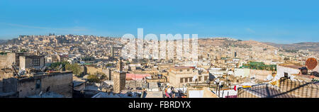 Vue panoramique sur les toits de la médina de Fès. Fes, Maroc. L'Afrique du Nord. Banque D'Images