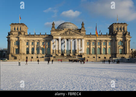 Vue sur la façade du bâtiment du Reichstag (Bundestag) à Berlin, Allemagne Banque D'Images