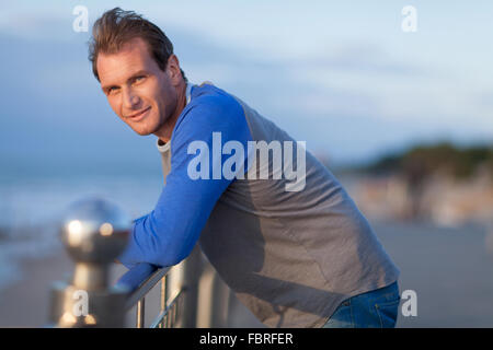 Pensive man portrait. Shoot en plein air Banque D'Images