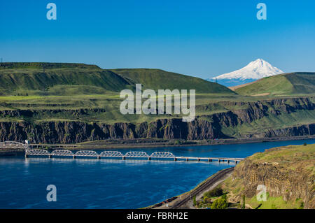 Vue du Mont Hood avec un pont de chemin de fer traversant le fleuve Columbia. Lyle, Washington, USA Banque D'Images