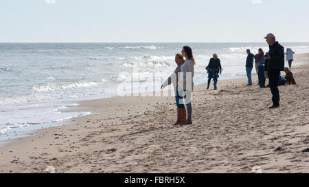 Les gens profiter du soleil et se détendre à la plage, à l'automne. Nauset Light Beach, Cape Cod National Seashore, Massachusetts Banque D'Images