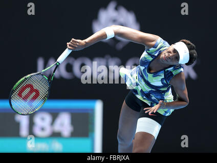 Melbourne, Australie. 19 Jan, 2016. Venus Williams, de l'sert contre Johanna Konta de Grande-Bretagne au cours de la première série de match féminin à l'Australian Open Tennis Championshis à Melbourne, Australie, le 19 janvier 2016. Credit : Bi Mingming/Xinhua/Alamy Live News Banque D'Images