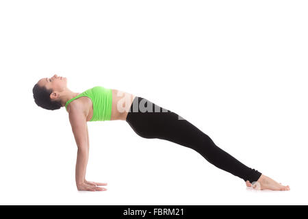 Belle fille sportive pratique le yoga, Purvottanasana, Planche à la hausse, qui s'étend des épaules, la poitrine, les chevilles avant Banque D'Images