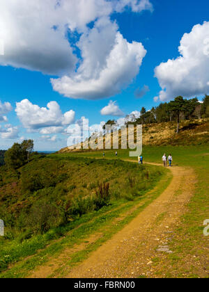 Les randonneurs sur un sentier au Devil's Punch Bowl un grand amphithéâtre naturel et beauty spot près de Hindhead Surrey England UK Banque D'Images