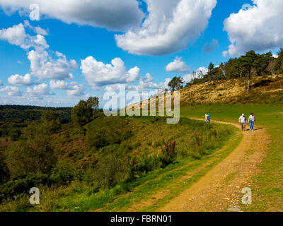 Les promeneurs sur un chemin au Devil's Punch Bowl un grand amphithéâtre naturel et beauty spot près de Hindhead Surrey England UK Banque D'Images