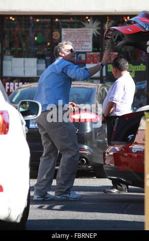 Will Ferrell chute certains paquets Amazon à l'UPS Store à Beverly Hills avec : Will Ferrell Où : Los Angeles, California, United States Quand : 18 déc 2015 Banque D'Images