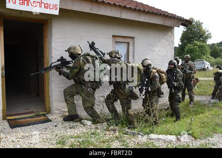 Fallschirmjäger avec capacités améliorées de 3e compagnie, 31e Régiment aéroporté du Canada au cours de l'exercice multinational Réponse rapide au centre de préparation interarmées multinationale à Hohenfels, Allemagne. Banque D'Images