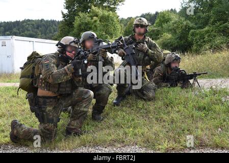 Fallschirmjäger avec capacités améliorées de 3e compagnie, 31e Régiment aéroporté du Canada au cours de l'exercice multinational Réponse rapide au centre de préparation interarmées multinationale à Hohenfels, Allemagne. Banque D'Images