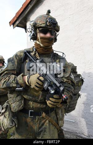 Fallschirmjäger avec capacités améliorées de 3e compagnie, 31e Régiment aéroporté du Canada au cours de l'exercice multinational Réponse rapide au centre de préparation interarmées multinationale à Hohenfels, Allemagne. Banque D'Images