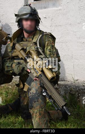 Fallschirmjäger avec capacités améliorées de 3e compagnie, 31e Régiment aéroporté du Canada au cours de l'exercice multinational Réponse rapide au centre de préparation interarmées multinationale à Hohenfels, Allemagne. Banque D'Images