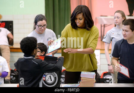 Washington DC, USA. 18 janvier, 2016. La Première Dame Michelle Obama participe à un projet de service communautaire à Leckie école élémentaire en célébration de la Martin Luther King, jour de service et en l'honneur du Dr la vie de King et l'héritage le 18 janvier 2016 à Washington, DC. Le Président et la Première Dame participent à un projet de service communautaire à Leckie Elementary School à Washington, DC en célébration de la Martin Luther King, jour de service et en l'honneur du Dr la vie de King et l'héritage. Dpa : Crédit photo alliance/Alamy Live News Banque D'Images