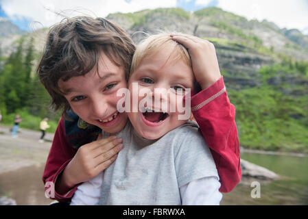 Jeunes Frères rire ensemble, portrait Banque D'Images