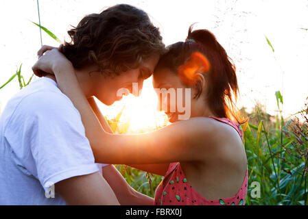 Young couple embracing, toucher leur front Banque D'Images