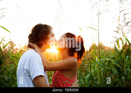 Jeune couple kissing Banque D'Images