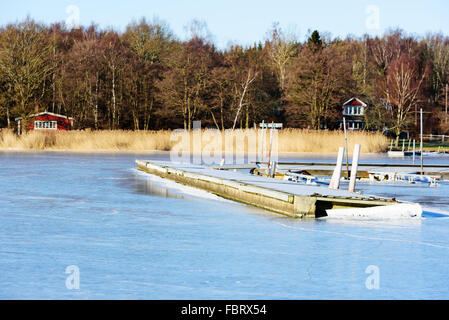 Paysage d'hiver paysage marin avec pont flottant ou gelés dans la glace de mer. Couvrir le gel pier. Listerby, Suède. Banque D'Images