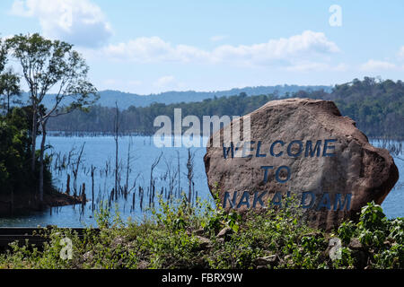 Un rock avec les mots "Bienvenue au barrage de Nakai' enscribed sur elle. Le barrage de Nakai fait partie de l'énergie hydroélectrique Nam Theun 2, au centre du Laos projet Banque D'Images