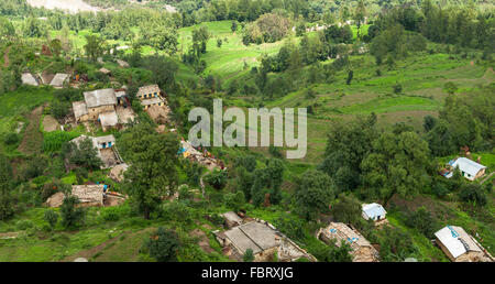Petit village près de Munsiyari à distance - Uttarakhand, Inde. Banque D'Images