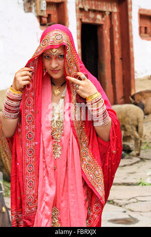Belle Mariée Indienne, habillés en costume de mariage traditionnelles - Manali, Himachal Pradesh, Inde. Banque D'Images