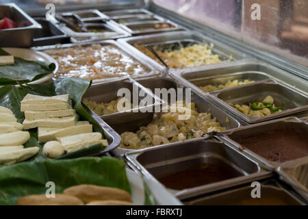 Les bacs d'aliments préparés sur le buffet de Nicaragua Banque D'Images