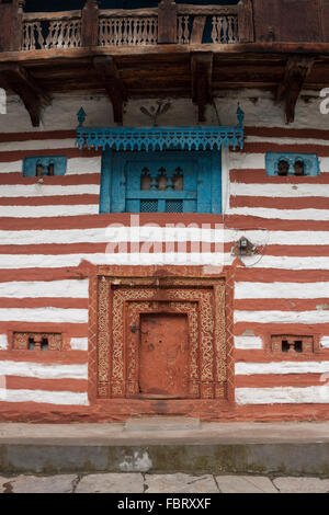 Porte d'entrée de maison traditionnelle - Manali Himachal Pradesh, Inde Banque D'Images