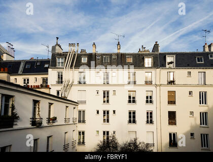 Façade d'un immeuble typiquement parisien, Paris, France. Banque D'Images