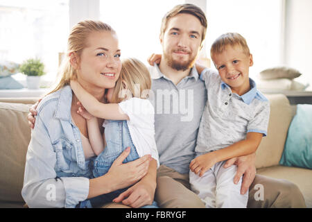 Happy Family reste à la maison Banque D'Images