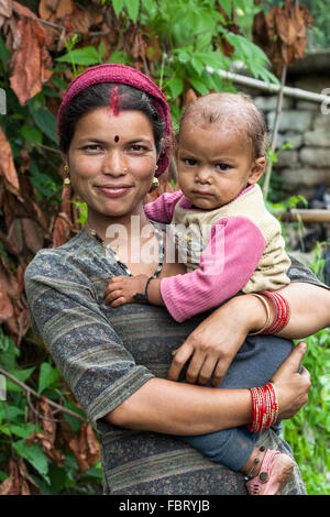 Maman et bébé - village de montagnes de l'Himalaya - Inde. Banque D'Images