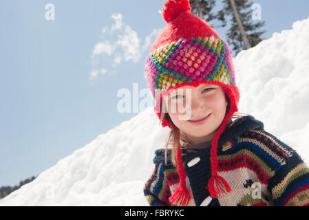 Girl jouent dans la neige, portrait Banque D'Images