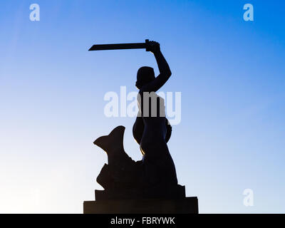 La Sirène de Varsovie appelé Syrenka sur la Vistule, banque en Pologne au coucher du soleil. Banque D'Images