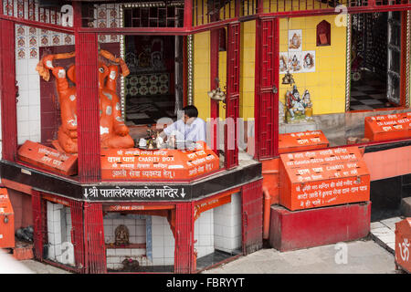 Place pour la charité à côté de la rivière Saint Ganga - Haridwar, Uttarakhand, Inde. Banque D'Images