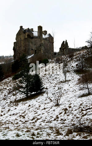 Neidpath Castle sur une colline couverte de neige près de la rivière Tweed, près de Peebles dans les Scottish Borders. Banque D'Images