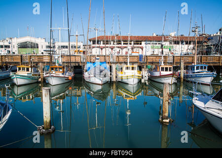Réflexions de bateaux dans la marina de Fisherman's Wharf, San Francisco. Banque D'Images