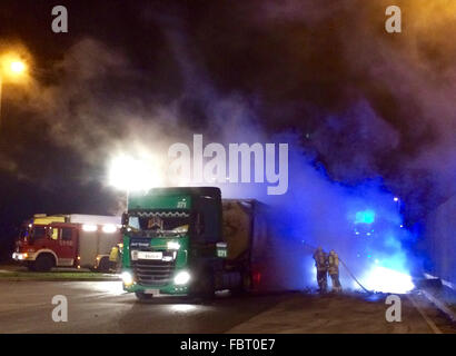 Frankenthal, Allemagne. 18 janvier, 2016. Document - un document photo disponible le 19 janvier 2016 par le Polizeipraesidium Rheinland-Pfalz (Rhénanie-Palatinat) siège de la police belge montre un semi-remorque transportant un chargement de conteneurs-citernes avec de l'huile moteur et de lubrifiants à une aire de repos le long de l'autoroute A61 près de Frankenthal, Allemagne, 18 janvier 2016. Le véhicule avait, semble-t-il des problèmes avec ses freins, selon la police. Le camion avec ses disques de frein a été conduit à un arrêt de repos où un pneu a éclaté en flammes. Dpa : Crédit photo alliance/Alamy Live News Banque D'Images