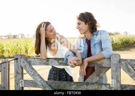 Young couple holding hands, portrait Banque D'Images