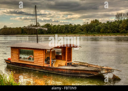 Bateau en bois sur la vallée de la Loire en France au cours d'une soirée d'automne 24. Banque D'Images