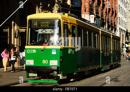 Le tramway dans la rue Aleksanterinkatu. Helsinki, Finlande. Banque D'Images