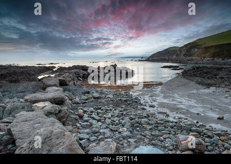 Crépuscule sur Portwrinkle imprenable sur la côte sud des Cornouailles Banque D'Images