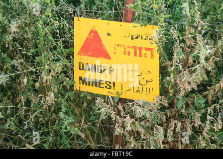 Danger mines, avertissement sur la Jordanie Pont à Gadot, sur le plateau du Golan, au nord d'Israël, Israël Banque D'Images
