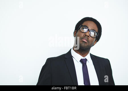 Élégant et pensive businessman regardant vers le haut Banque D'Images