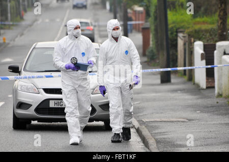 Greenisland, Irlande du Nord. 19 Jan 2016 - Deux détectives (DCI John McVea sur la droite) habillés en vêtements de protection forensic à pied jusqu'à une scène de meurtre d'enquêter sur Crédit : Stephen Barnes/Alamy Live News Banque D'Images