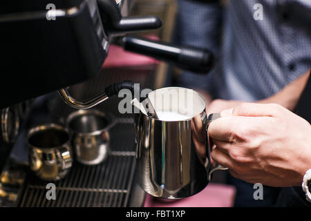 Waiter pouring milk Banque D'Images