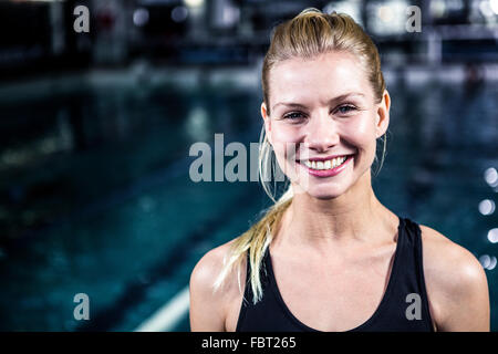 Portrait d'une femme à la caméra le nageur Banque D'Images