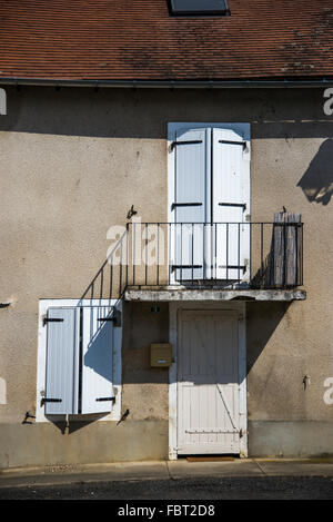 Les volets et les étapes. Lathus-Saint-Rémy, France Banque D'Images