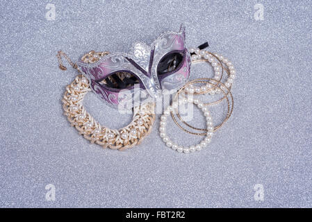 Masque de carnaval et des bijoux avec des perles sur glitter Banque D'Images