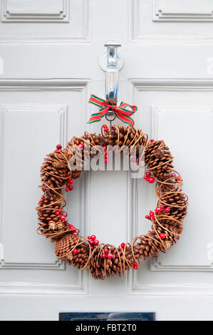 Couronne de Noël blanc sur la pendaison de porte avant Banque D'Images