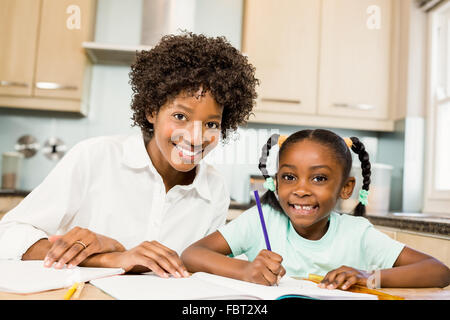 Contrôle de mère filles devoirs Banque D'Images